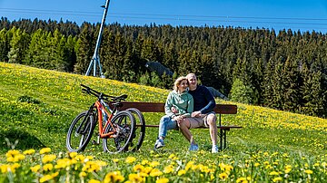 Paar fährt Fahrrad auf dem Fichtelberg