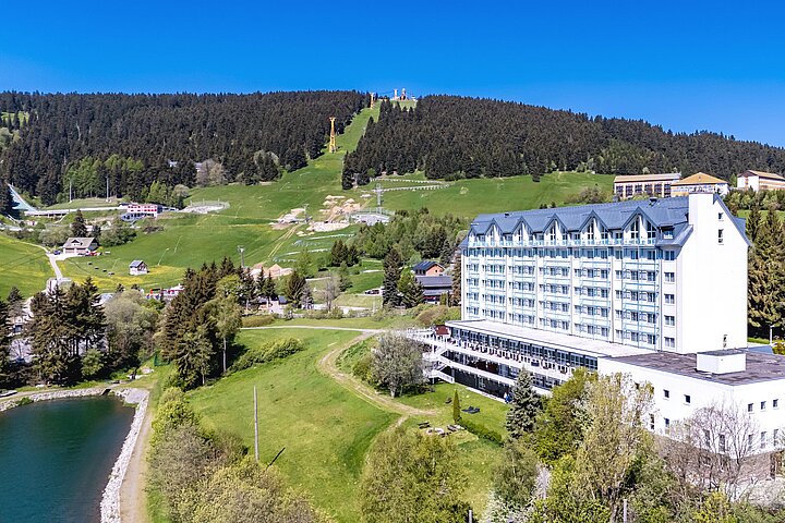 Aussenansicht im Sommer mit Fichtelberg