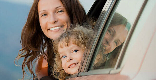 Mutter und Kind fahren Auto