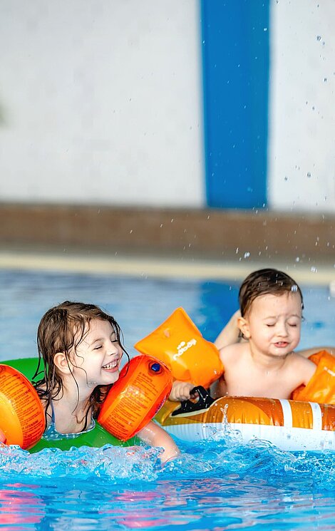 Familie im Innen-Pool