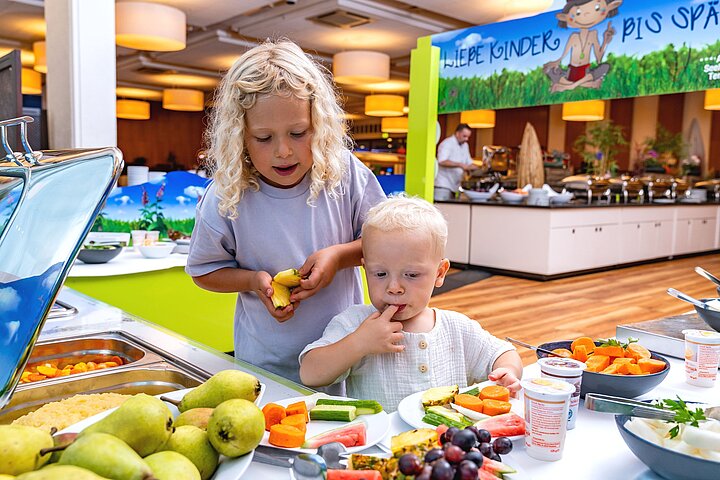 YOKI AHORN Kinderbuffet mit Kindern