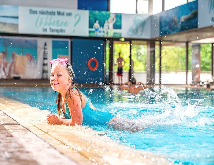 AHORN Harz Hotel Braunlage Innen-Pool Mädchen