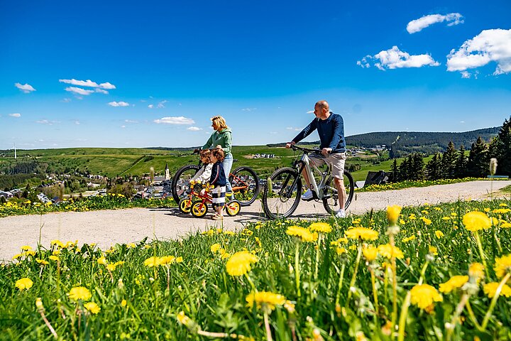 Familie fährt Fahrrad auf dem Fichtelberg