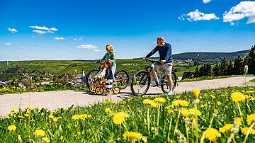 Familie fährt Fahrrad auf dem Fichtelberg